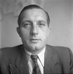 856546 Portret van J. Pieké, leraar tekenen en kunstgeschiedenis aan de Rijks Hogere Burgerschool (Rijks HBS, ...